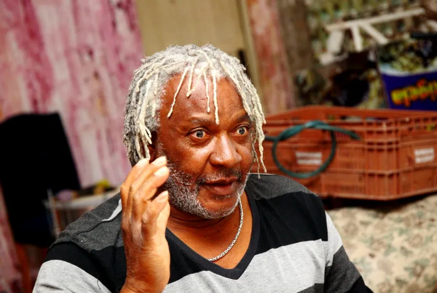 Quando Vander José Feliciano, de 66 anos, incorpora Vander do Surdo, o mundo é, sobretudo, o samba