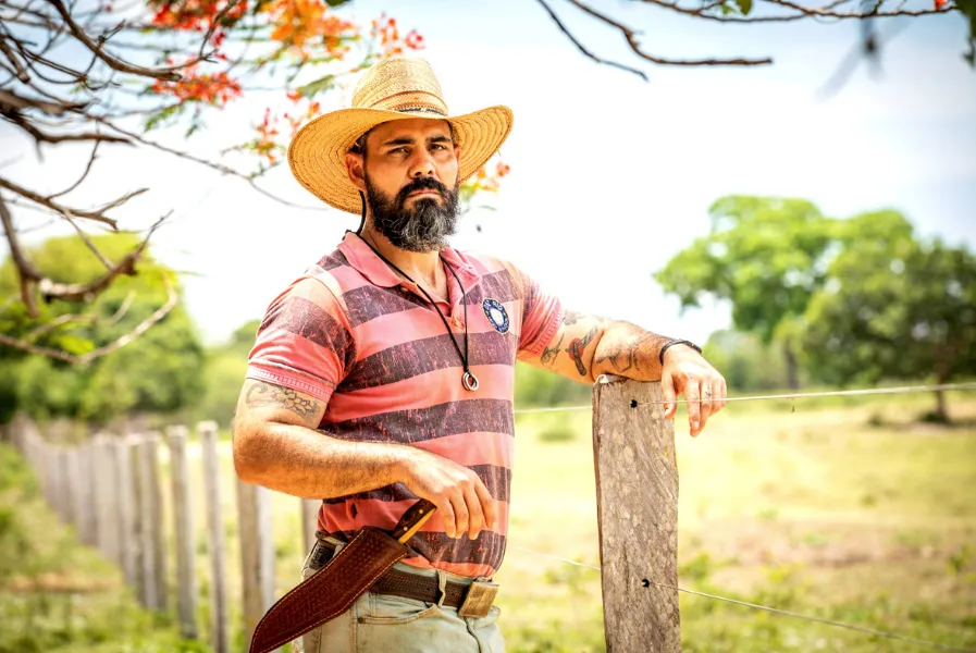 Juliano Cazarré interpreta o peão Alcides, em Pantanal