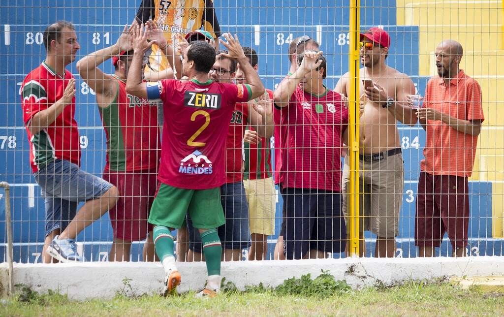 Rafael Ferro comemora gol com torcedores da Briosa