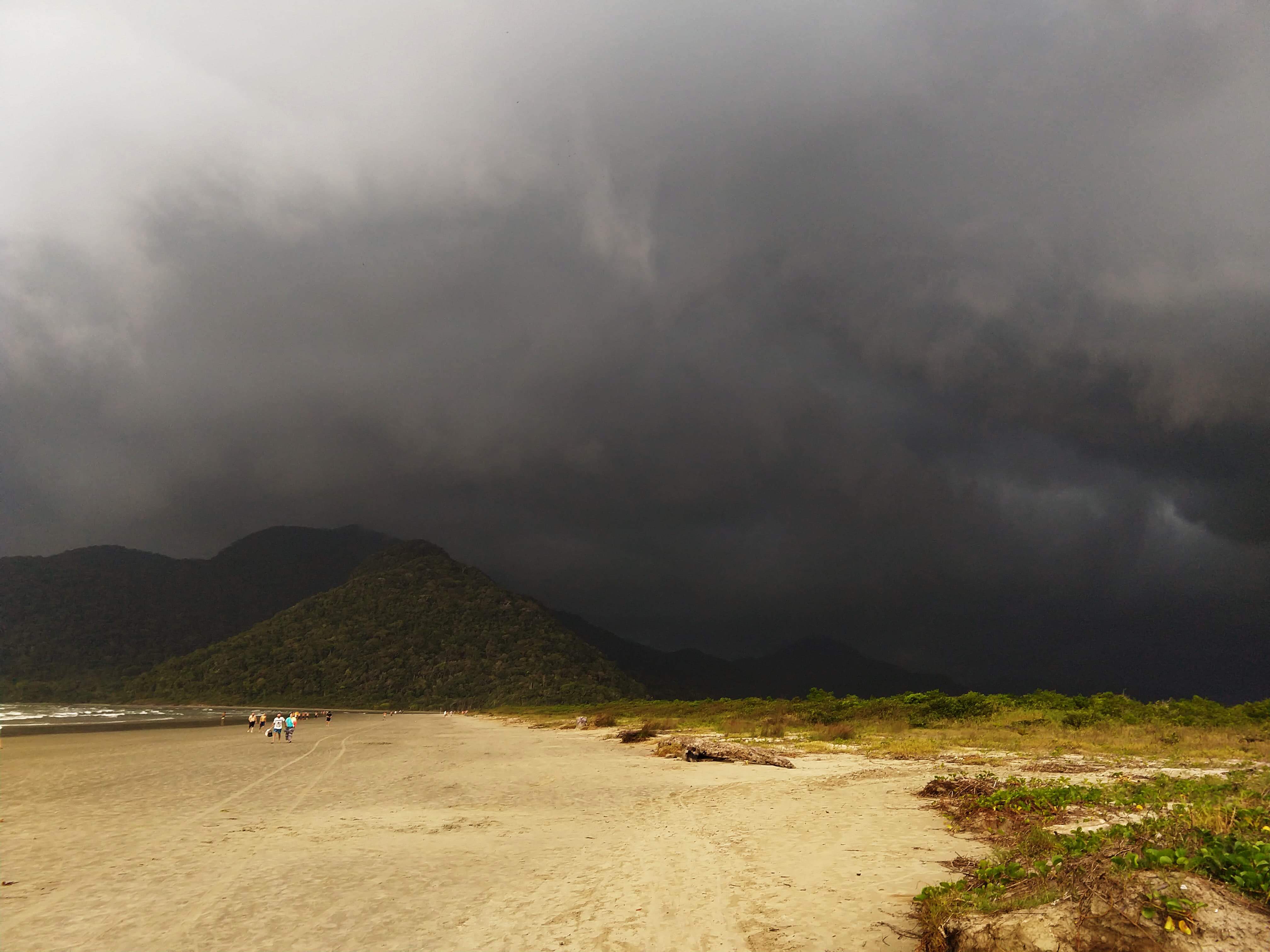 Nuvens negras assustaram banhistas em Peruíbe, no sábado (3)