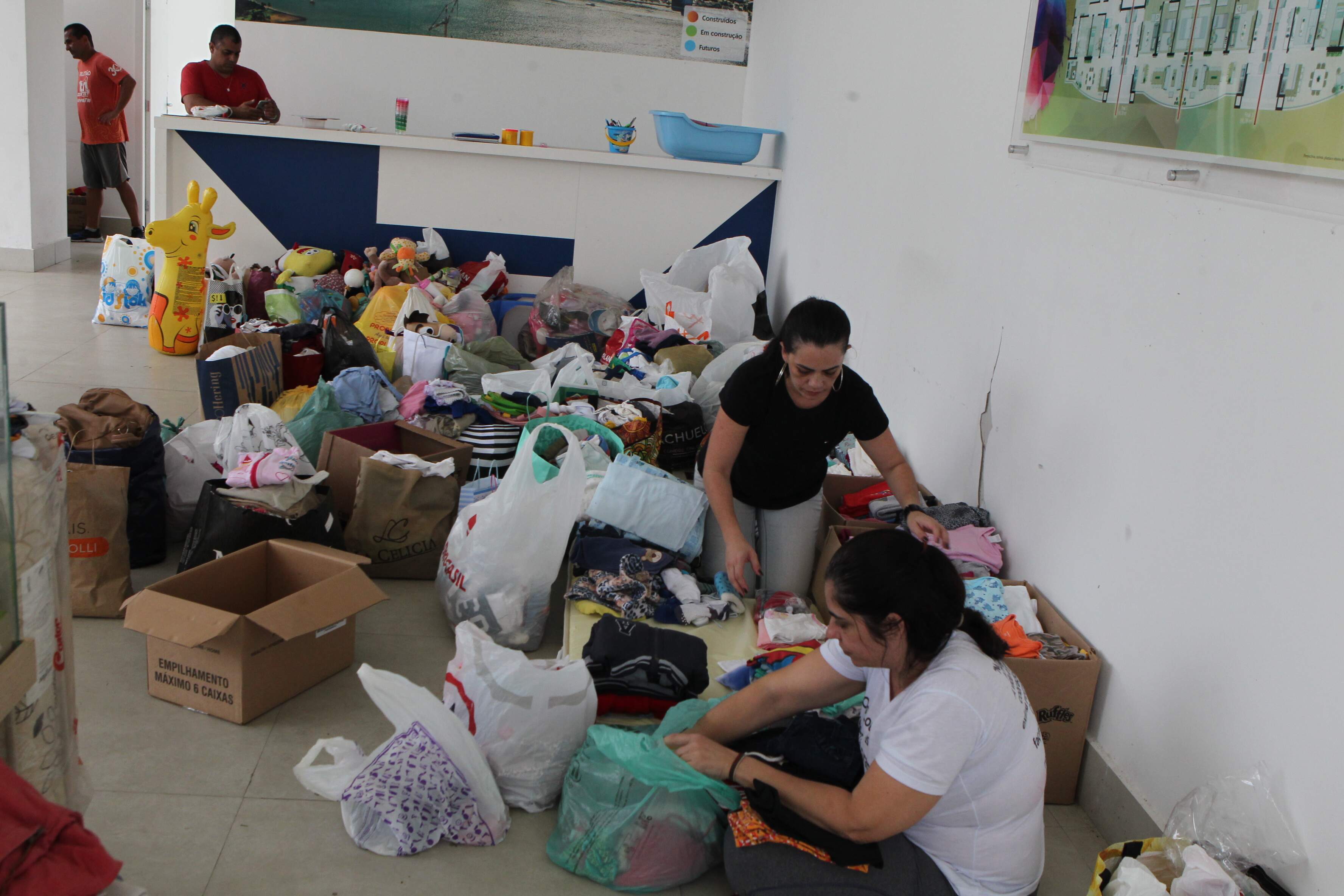 Doações continuam sendo feitas no estacionamento, na Aparecida, em Santos
