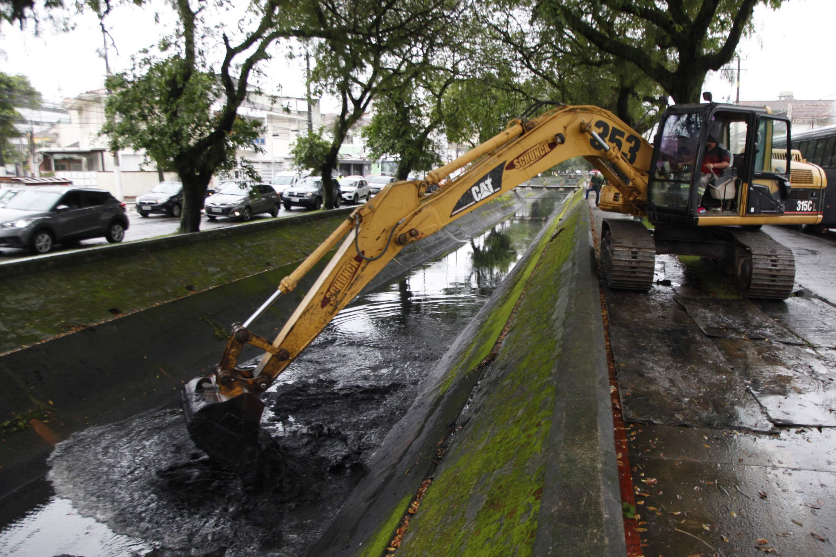 Mais de 130 toneladas de lama foram retirados do canal 1, em Santos