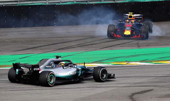 Hamilton assumiu liderança após acidente de Max Verstappen