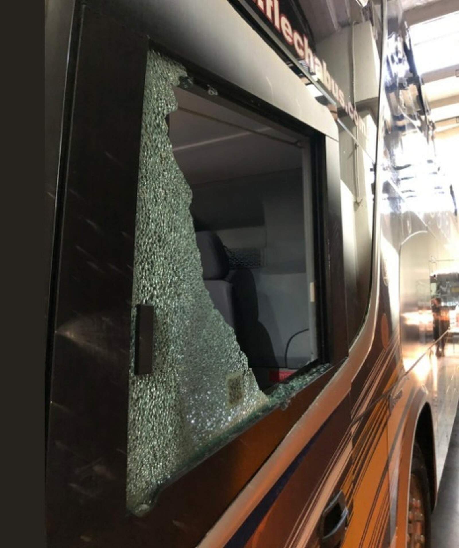 Diversos objetos foram atirados em direção ao ônibus do Boca; uma janela foi destruída