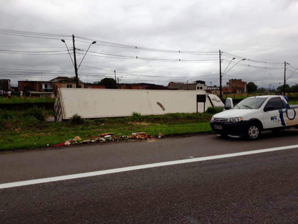 Caminhão de carga se acidentou na manhã desta quarta-feira (28) em Cubatão