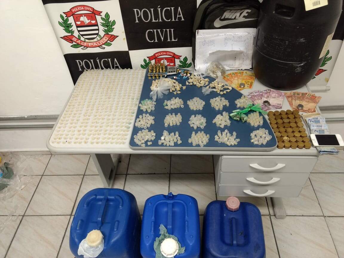 Policiais encontraram 35 cápsulas, além de outros entorpecentes e dinheiro