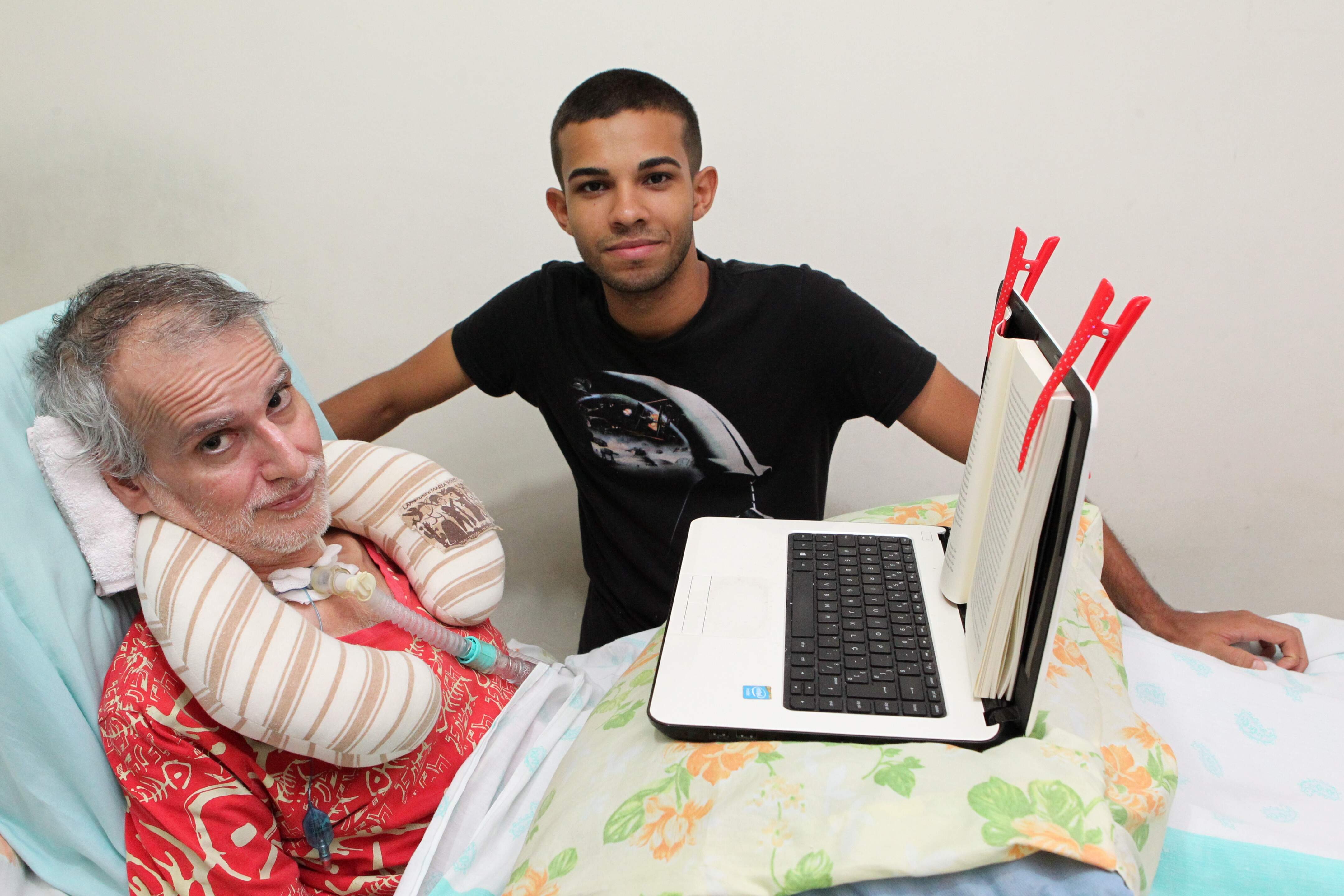Auxiliar Marcelo Lopes ajuda Alfredo a passar textos para computador