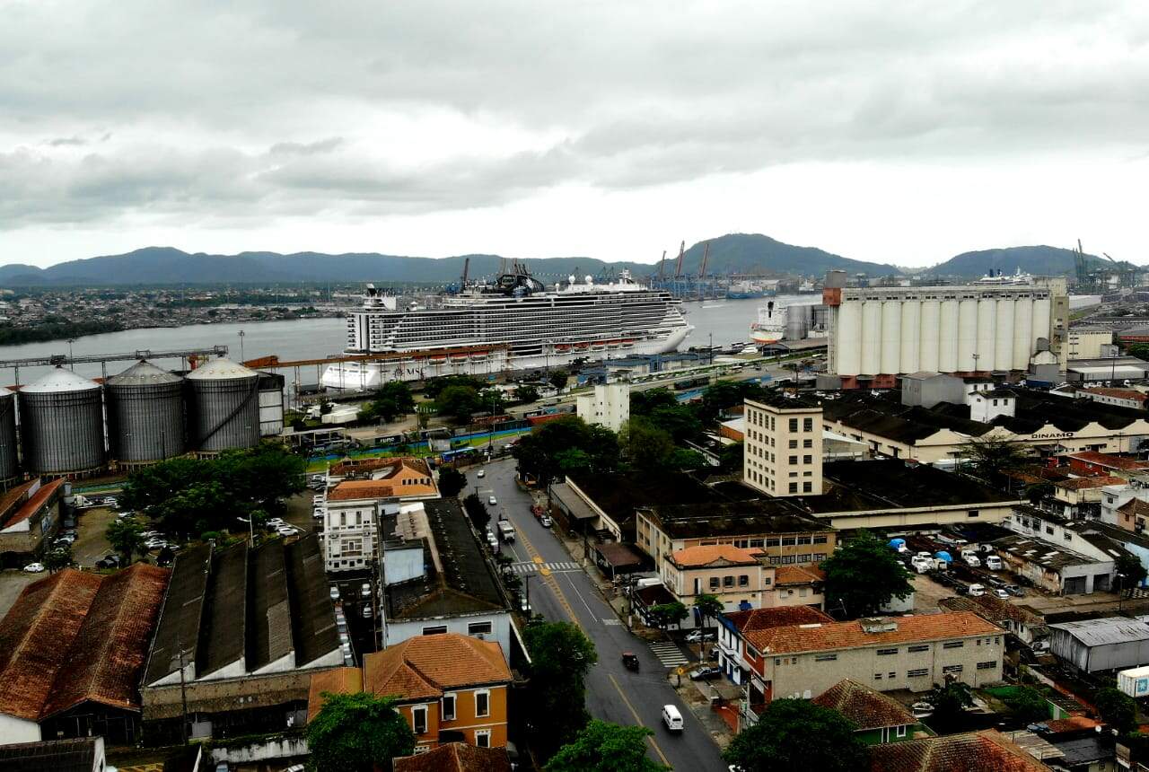 Pullmatur Soberano atracou no Porto de Santos com 4.405 passageiros