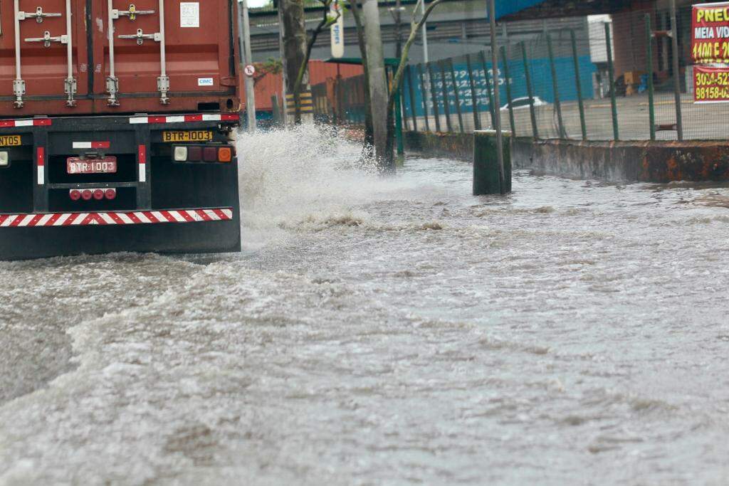 Chuva alaga Avenida Nossa Senhora de Fátima, na entrada de Santos