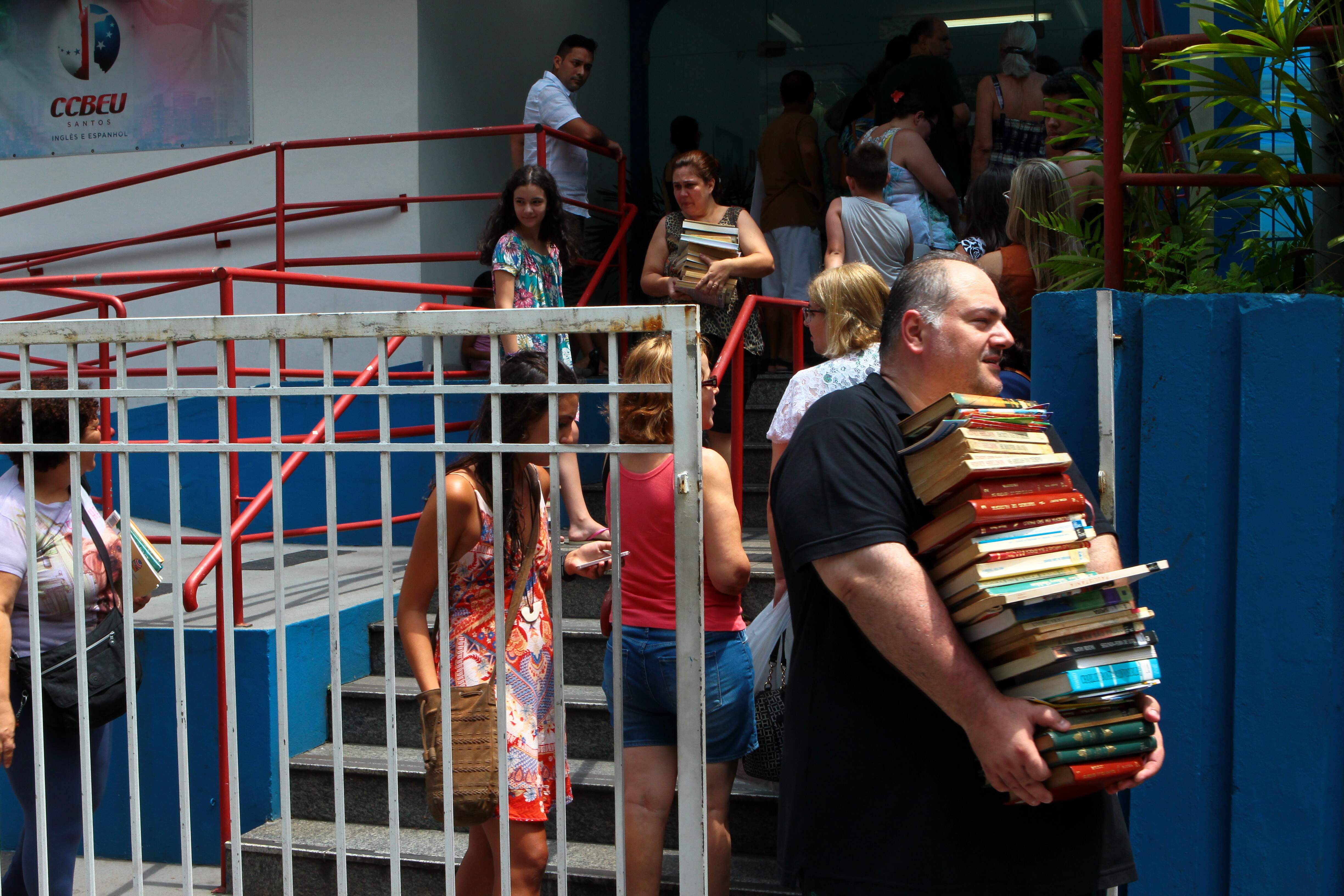 Ex-alunos foram até unidade para retirar livros da biblioteca da escola