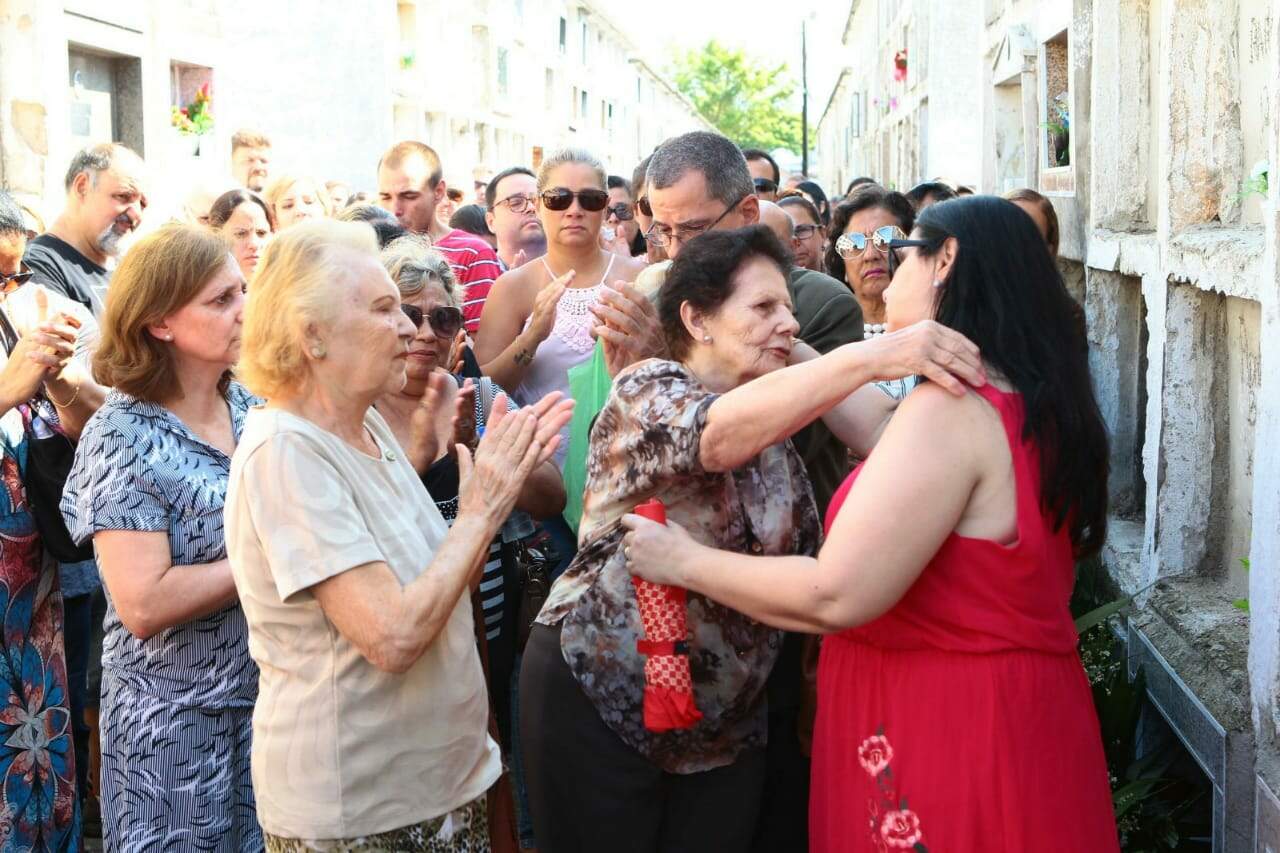 Esposa de Paulo Della Rosa recebeu o consolo de outras pessoas presentes ao enterro