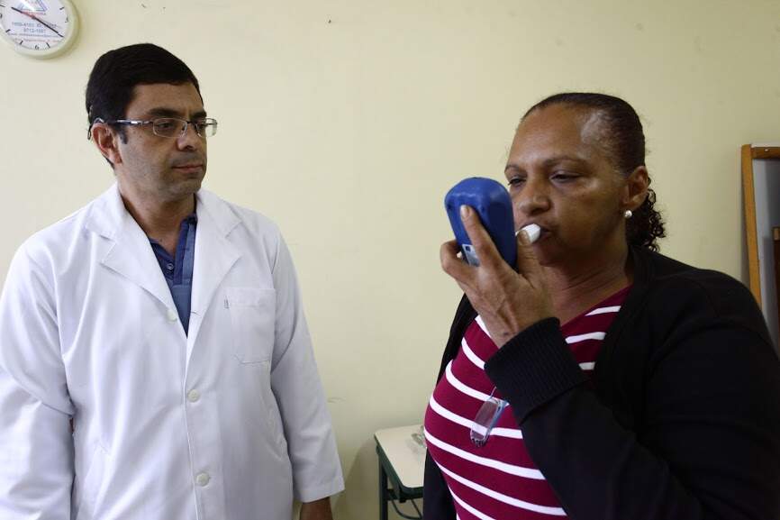 Pacientes passam por teste do monoxímetro para avaliar concentração de gás carbônico
