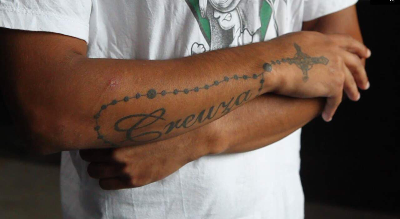 Klebinho foi reconhecido por policiais por conta de sua tatuagem no braço