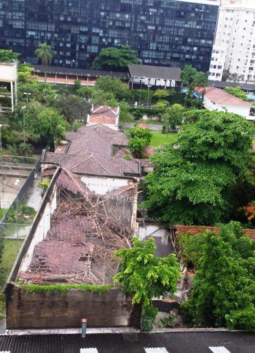 Telhado de anexo ao Escolástica Rosa desabou em Santos