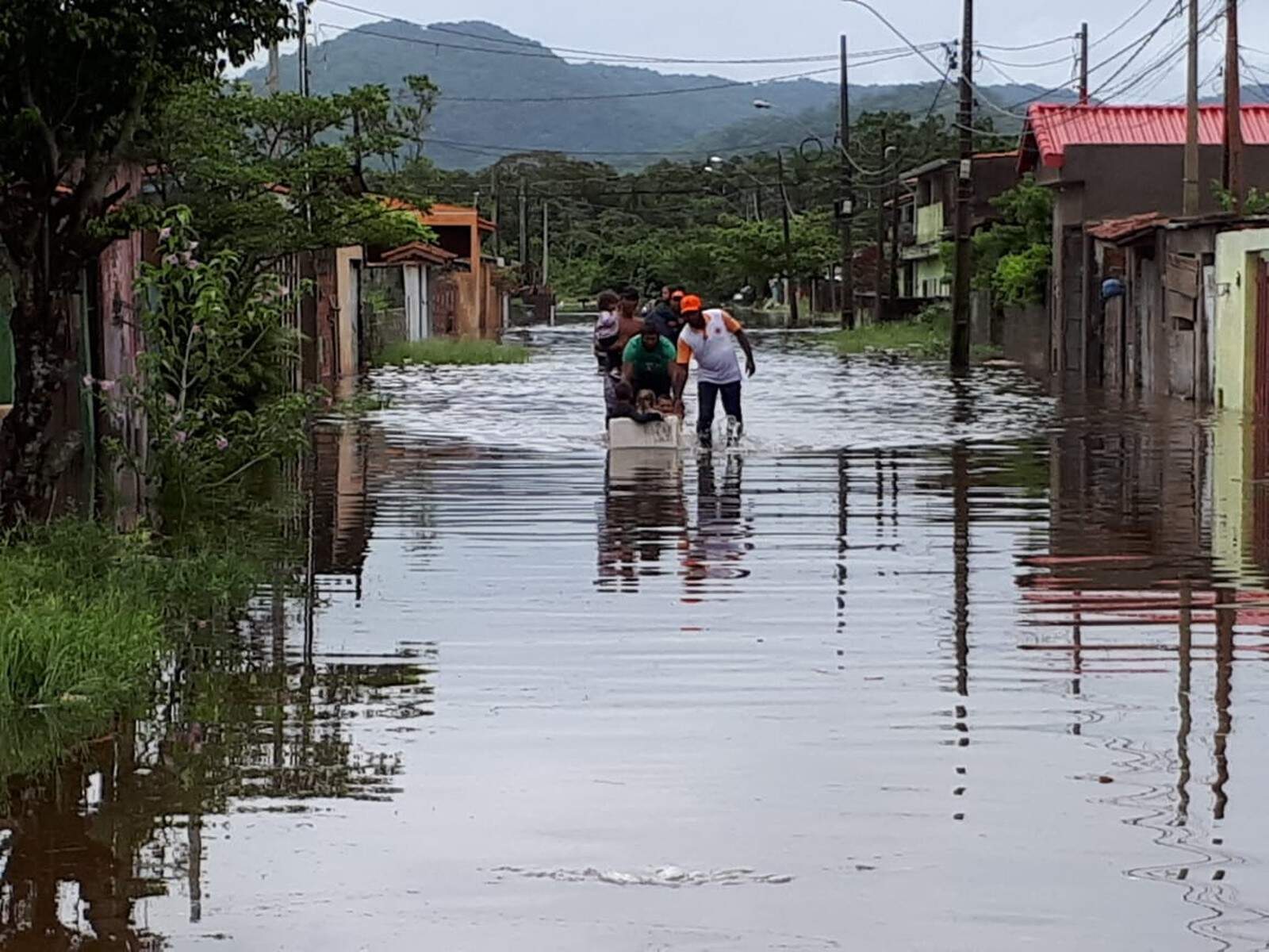 Dezenas de pessoas tiveram de deixar suas casas em Peruíbe