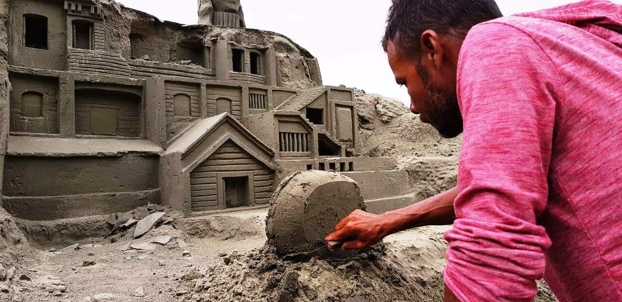 Artista diz que areia de Santos é melhor para fazer suas esculturas