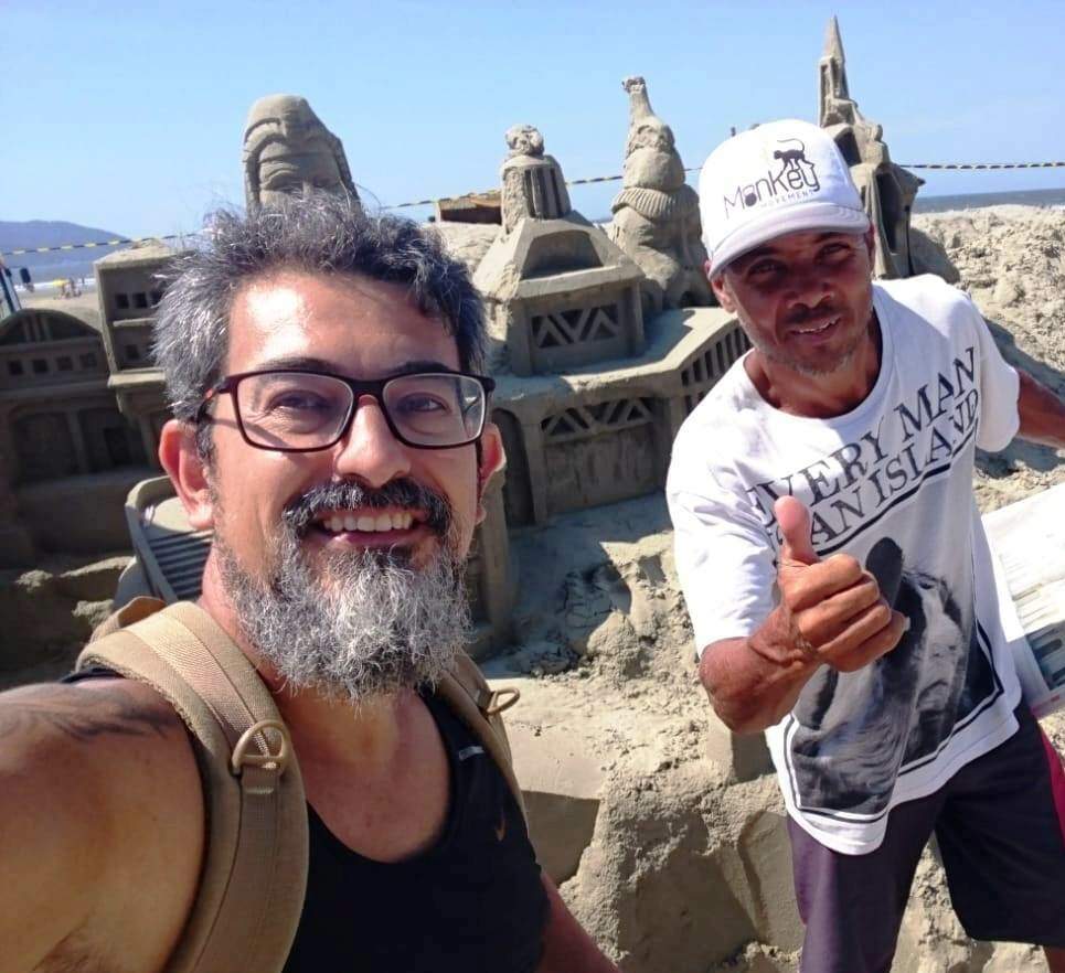 Fabiano conheceu Isaac após reparar nas esculturas na praia enquanto passava de bicicleta pela orla