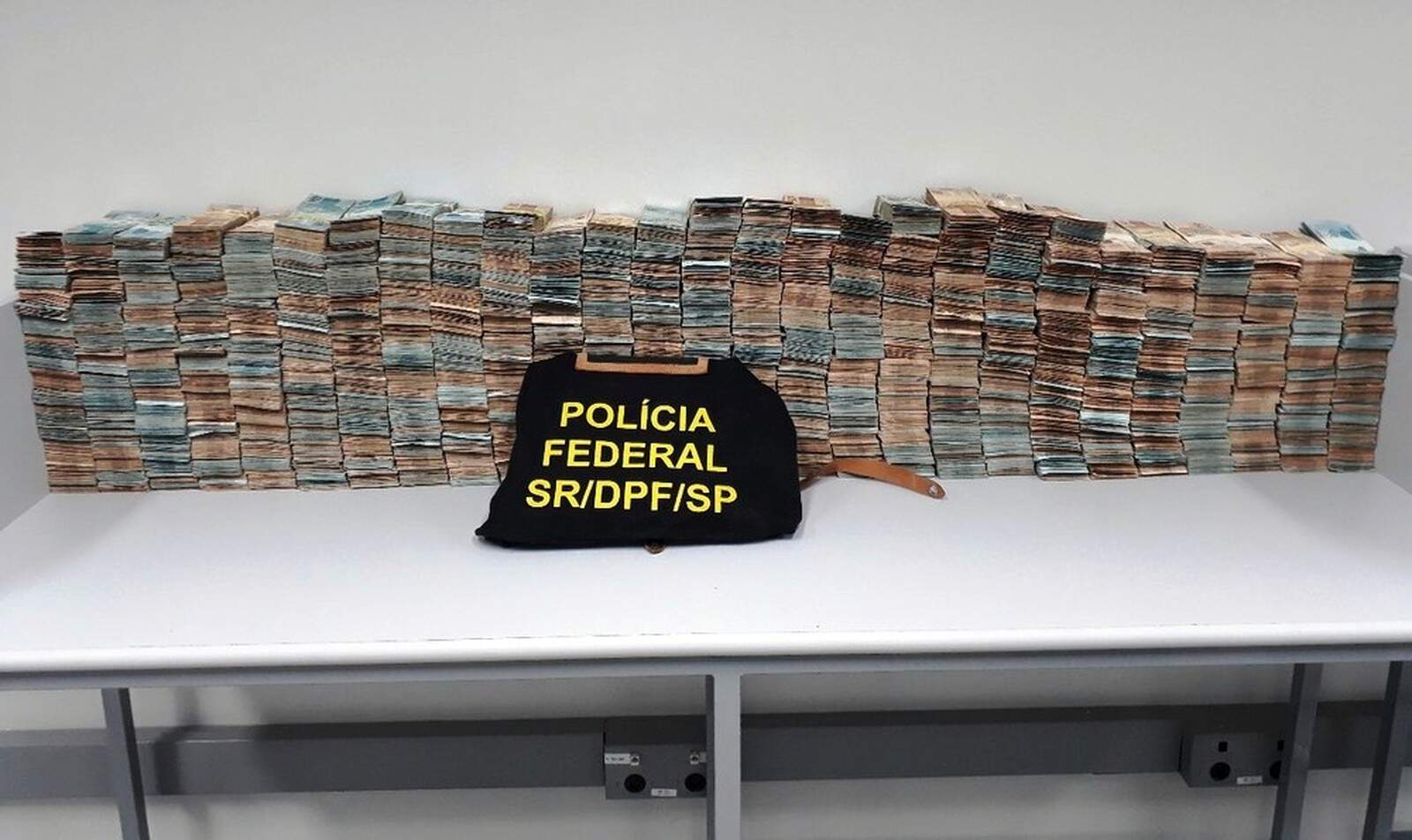 Dinheiro foi encontrado dentro da casa do ex-prefeito de Mongaguá, Artur Parada Prócida