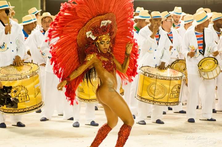 Giselle da Silva desfilando no Carnaval de Santos 2019