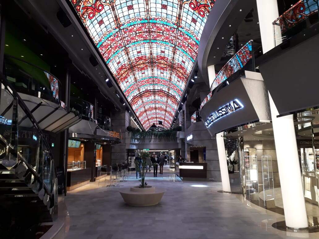 Promenade de 96 metros conta com lojas, restaurantes e um teto totalmente feito de led