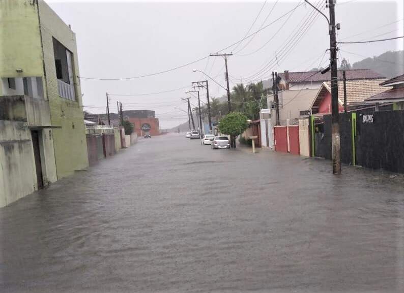 Ruas de Itanhaém ficaram alagadas