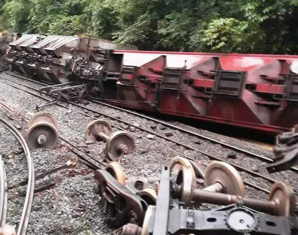 Ao menos 14 vagões tombaram em ferrovia, na altura de São Vicente