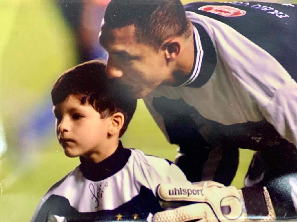 Legenda: Fabinho e seu pai quando o ex-goleiro ainda atuava pelo Santos