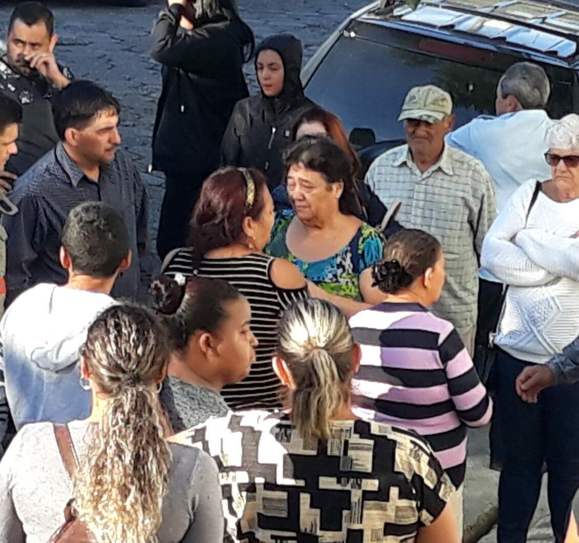 Familiares das vítimas durante velório, realizado na Osan, em São Vicente