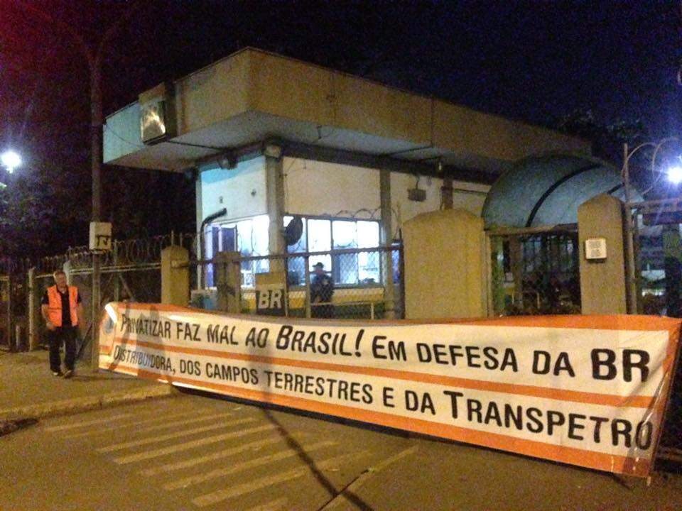 Faixa no portão de entrada da unidade da Transpetro, na Alemoa, em Santos