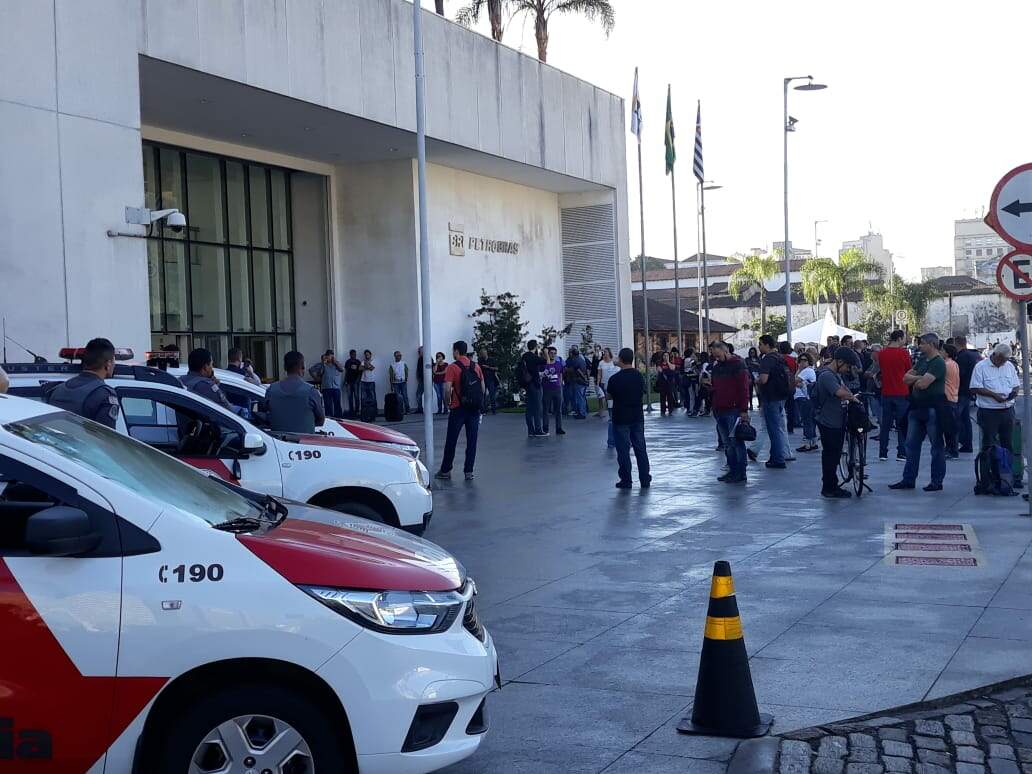 Manifestantes na frente da sede da Petrobras, no Valongo, em Santos