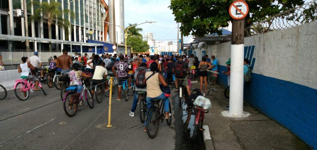 Quem utiliza bicicleta também sofre com demora na fila da balsa entre Santos e Guarujá