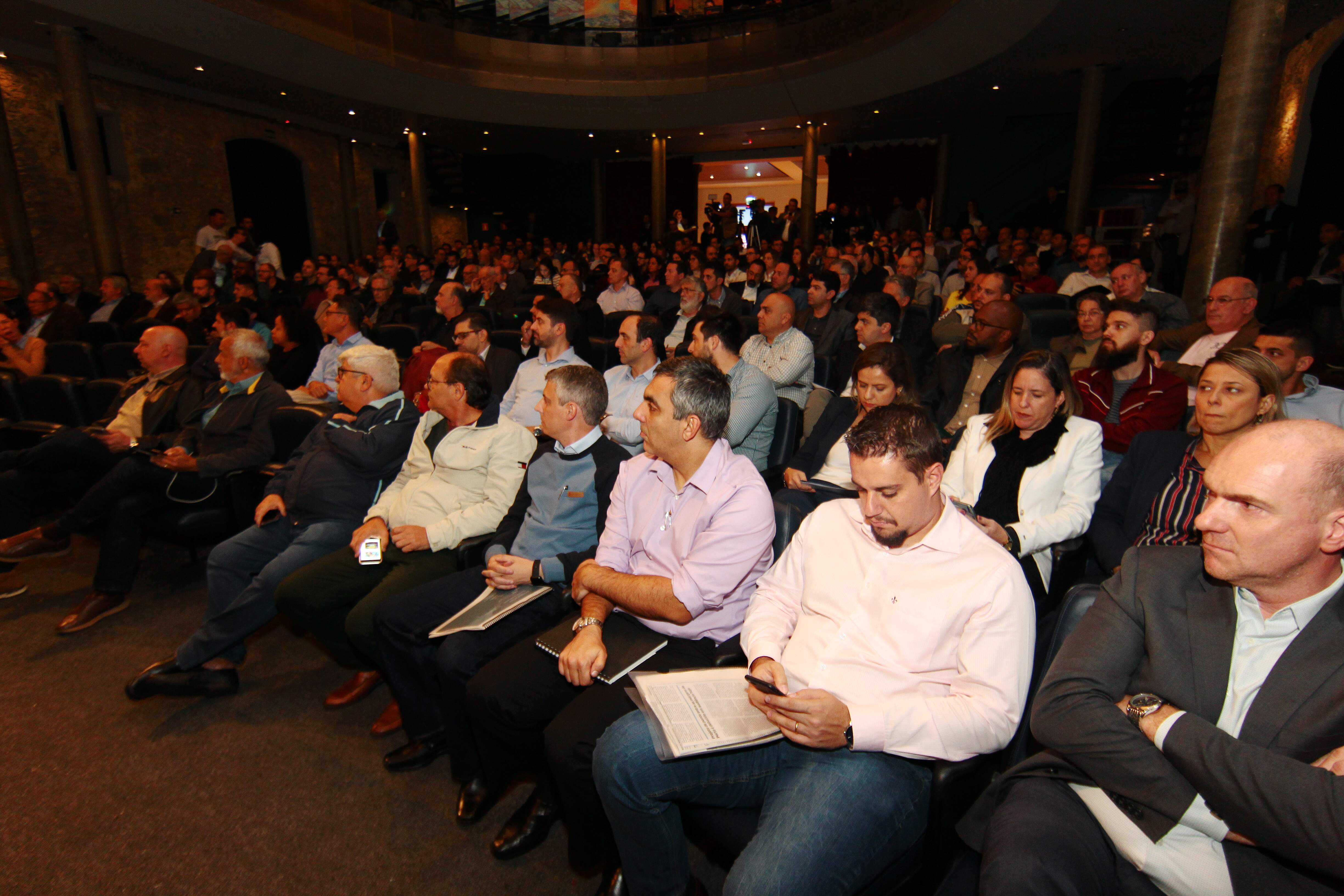 Audiência pública sobre projeto da Ecovias para ponte entre Santos e Guarujá lotou teatro