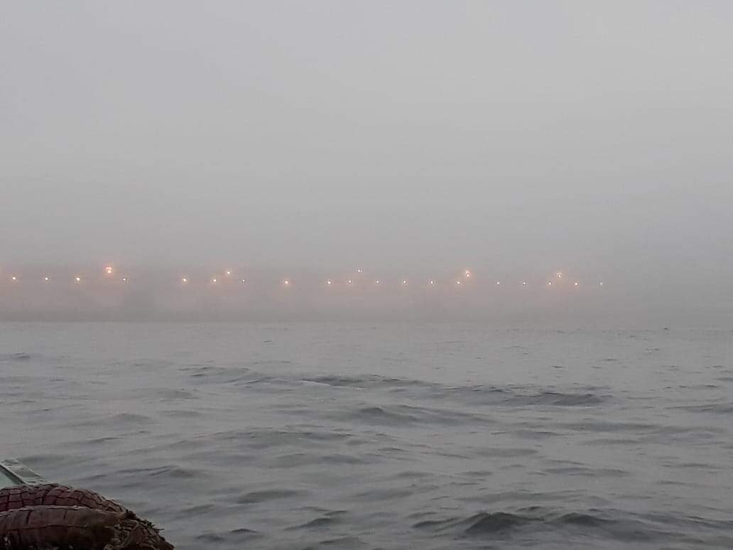 Forte nevoeiro prejudica as condições na travessia entre Santos e Guarujá