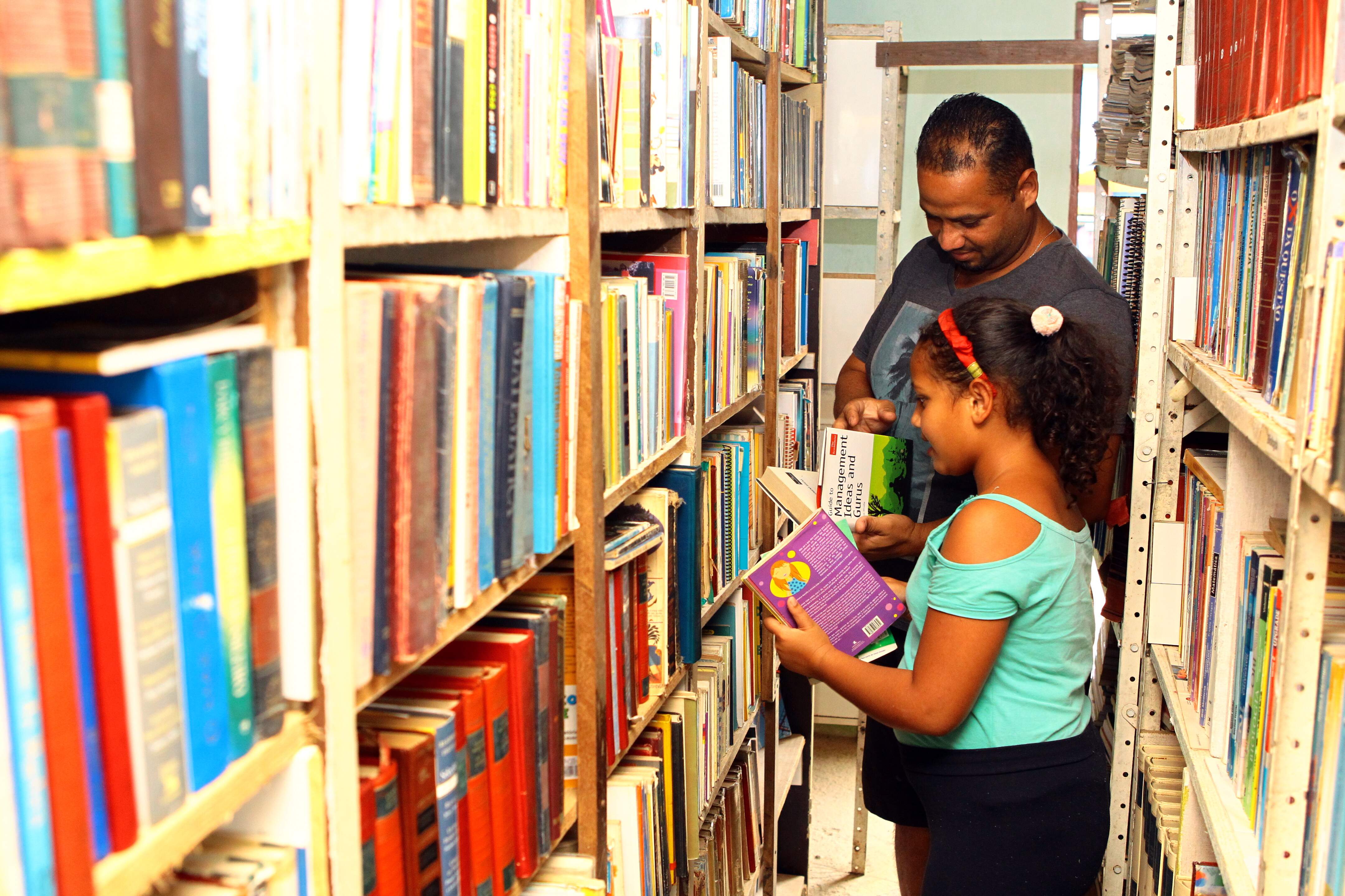 Jamilly, de 9 anos, está sempre em meio a livros. “Faz com que ela saia da frente da TV”, apoia o pai, Jorge