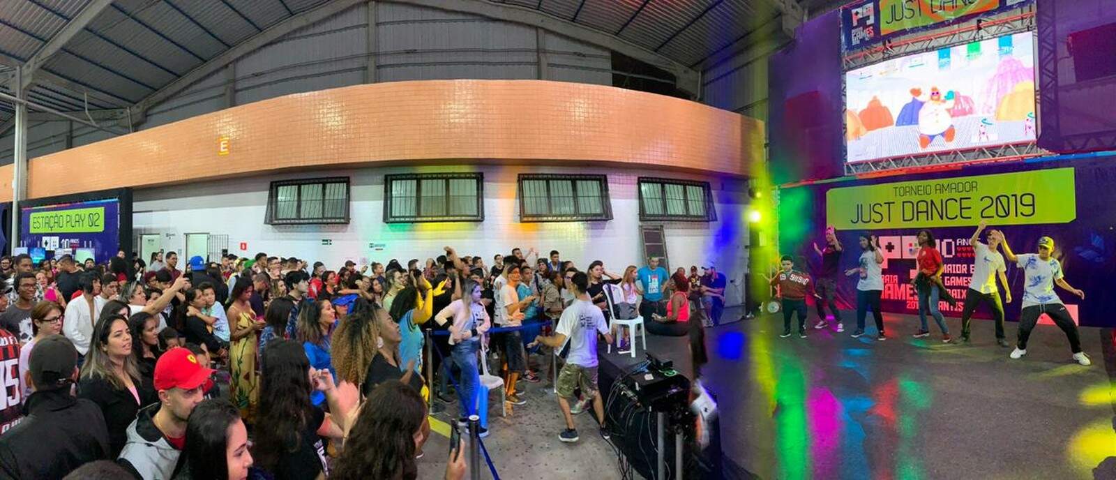 Público agita disputas do Just Dance no 'Praia Games'