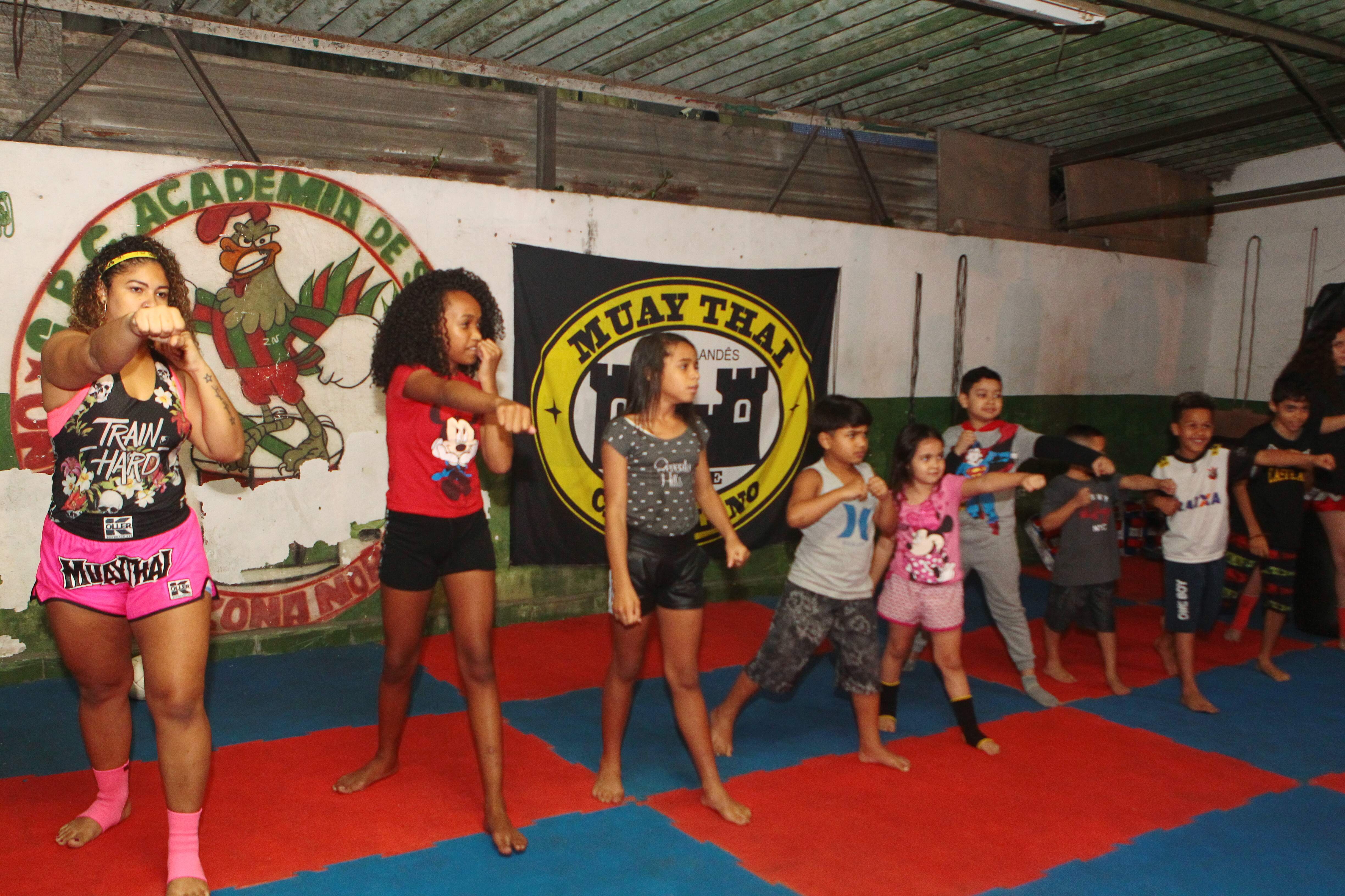 Aulas de muay thai ajudam a tirar jovens da rua e a revelar talentos nesse esporte, uma arte marcial