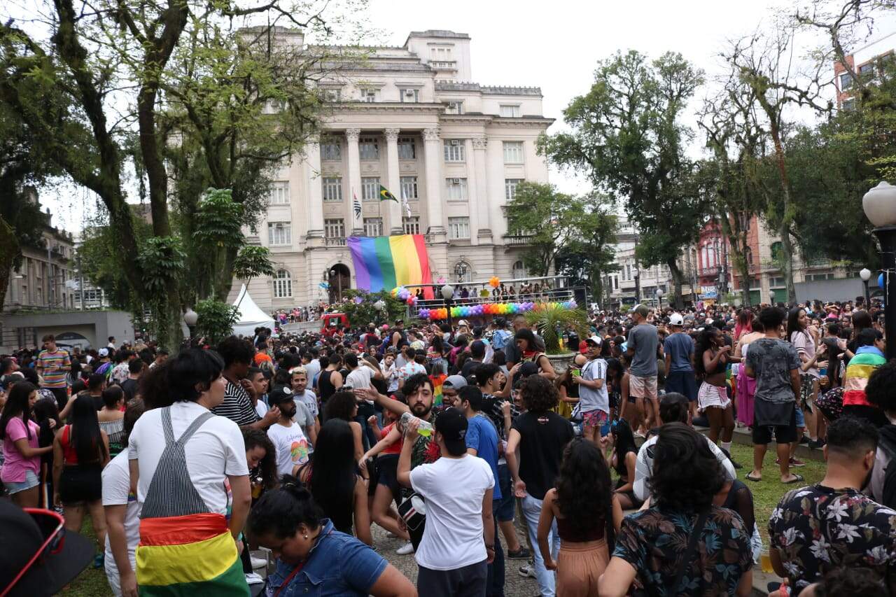 Bandeira com as cores do arco-íris foi estendida na fachada da Prefeitura de Santos