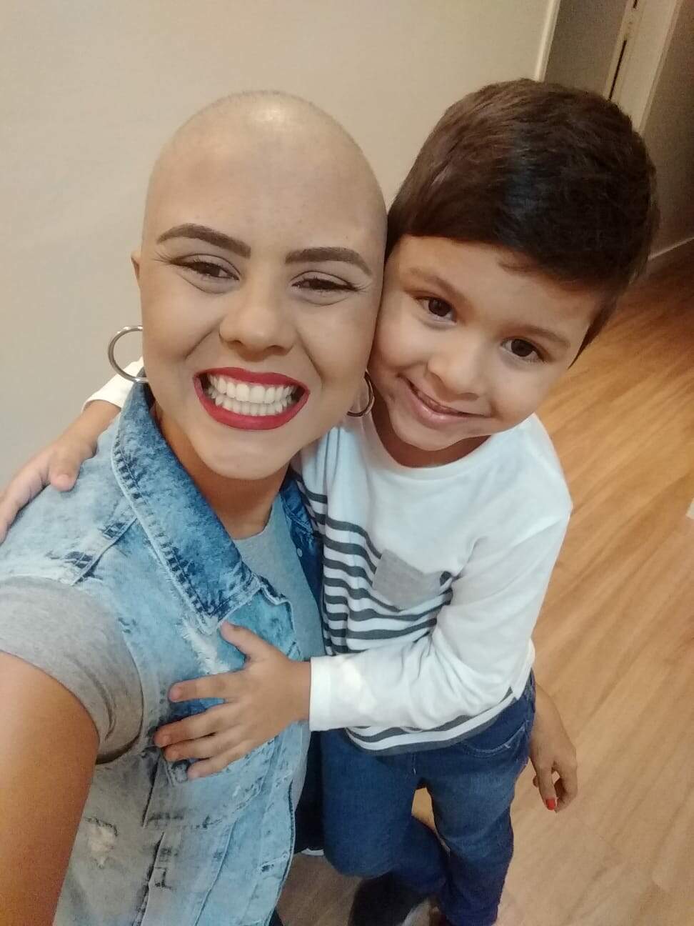 Kátia de Souza Sant’Ana e seu filho durante parte do tratamento