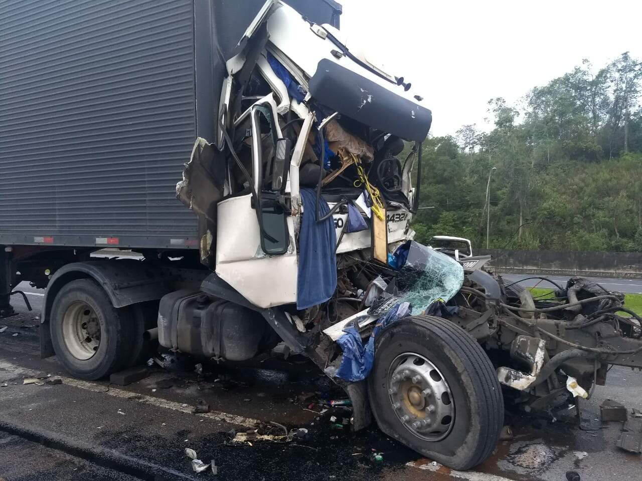 Veículo que colidiu na traseira de outro caminhão deixou uma vítima gravemente ferida