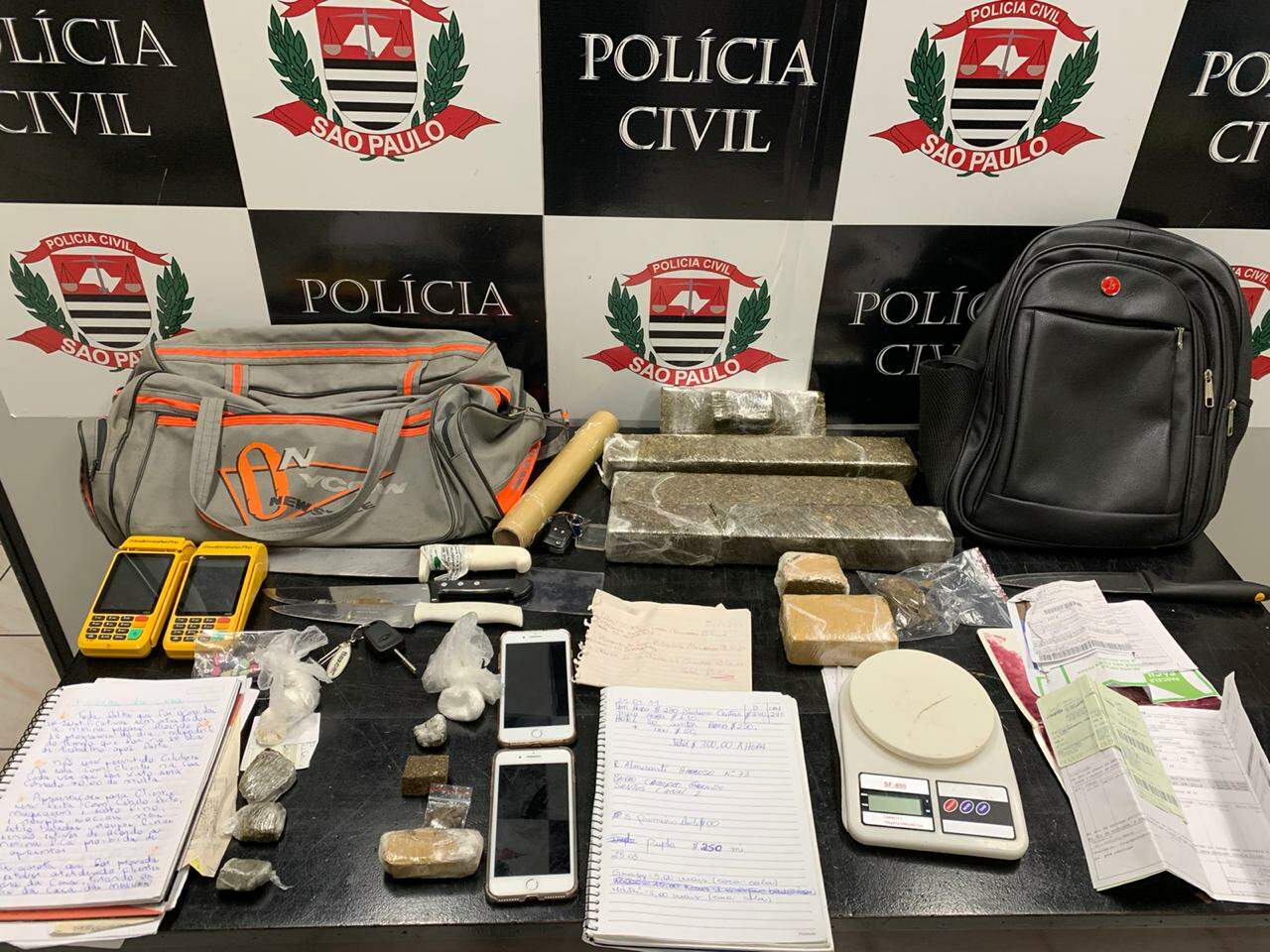 Drogas, balança de precisão, aparelhos celulares e anotações apreendidos pela Polícia
