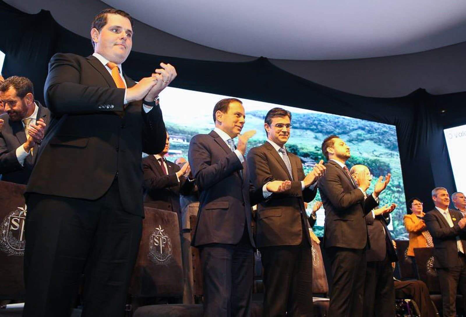 Autoridades participaram do anúncio do “Vale do Futuro”, que garante investimento de R$ 2 bilhões no Vale do Ribeira ate 2022