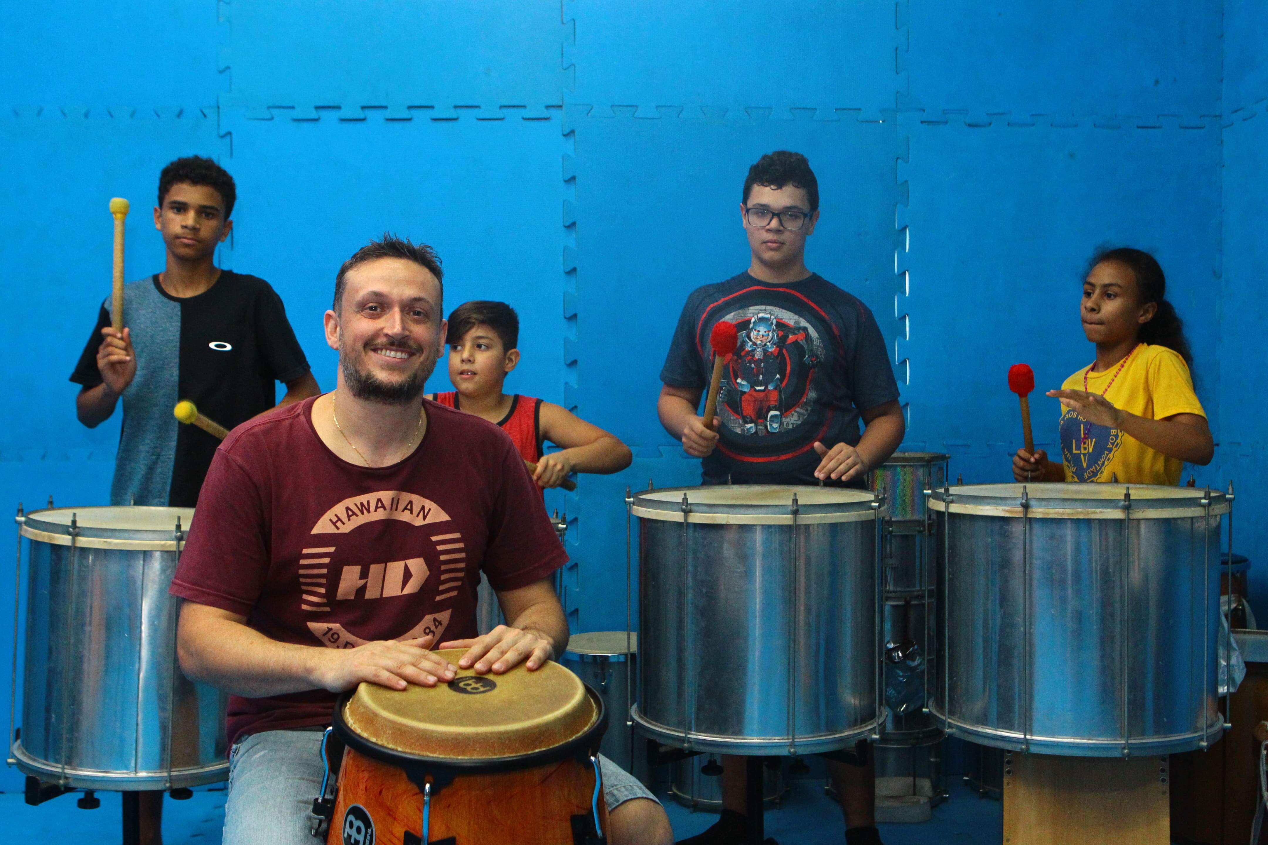 O professor italiano Mikele ficou maravilhado com a batida da percussão e não deixou mais o Brasil