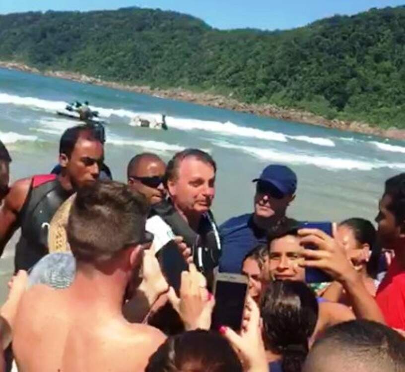Bolsonaro andou de moto aquática e conversou com banhistas na Praia do Guaiúba, em Guarujá