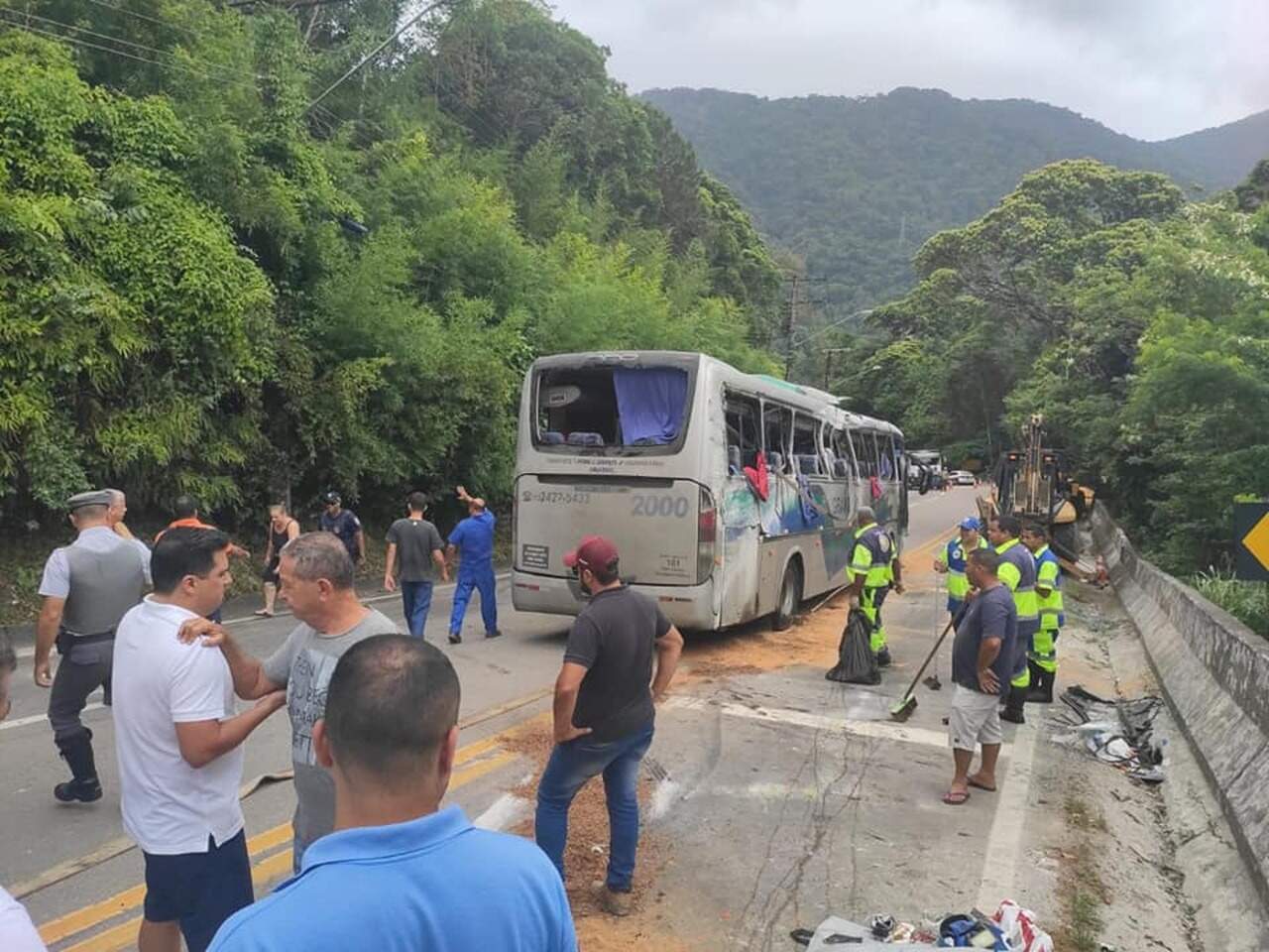 Veículo tombou na rodovia Rio Santos (SP-55), na altura de São Sebastião, por volta das 7h deste sábado