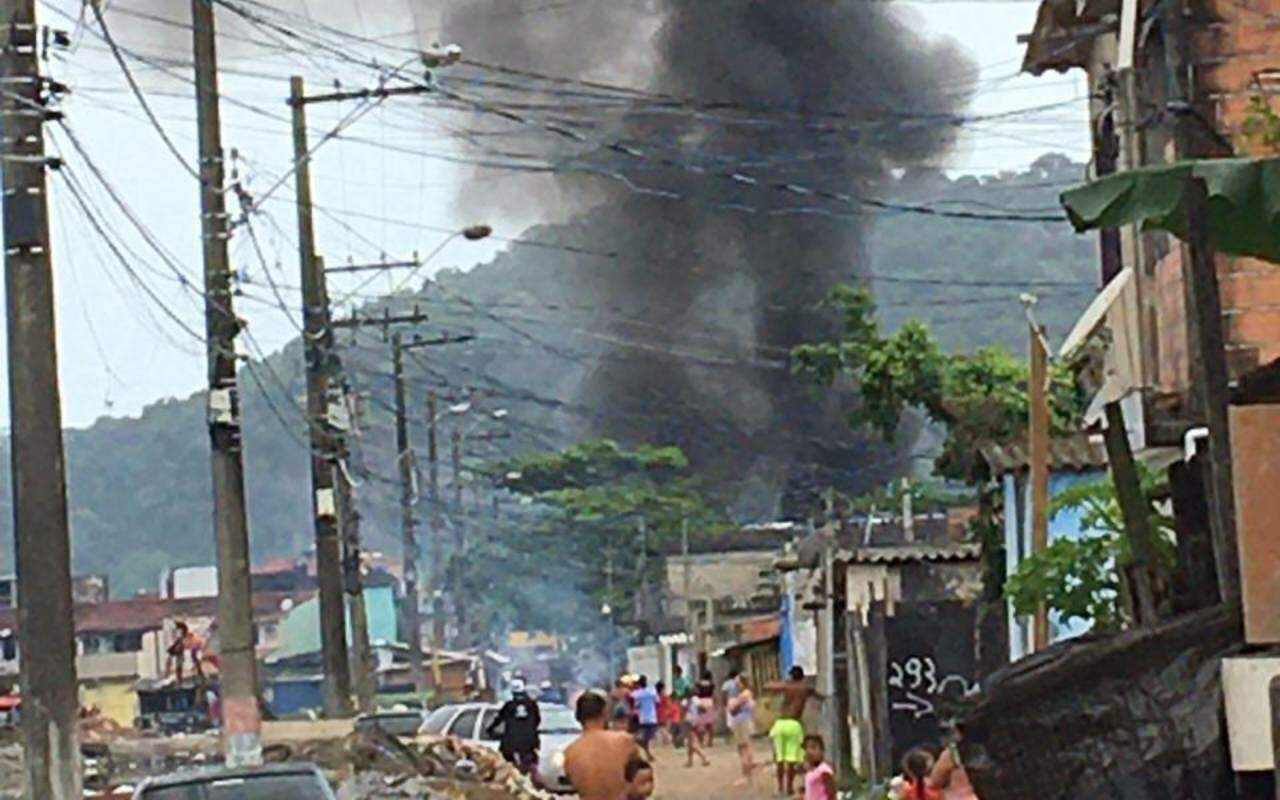 Moradores relatam que chamas destruíram cerca de 40 barracos da comunidade