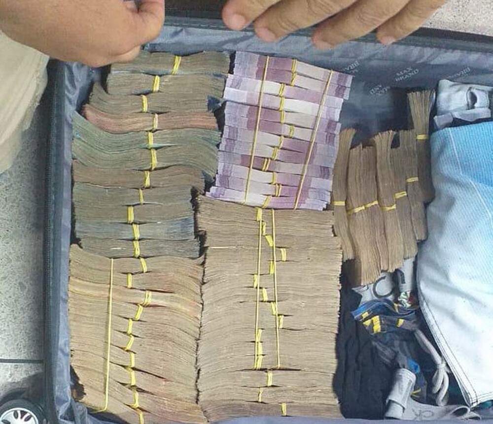 Dinheiro escondidos em malas embarcaria juntos com os suspeitos para São Paulo