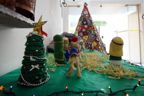 Além da árvore de natal, Edna Raga também fez um presépio de crochê