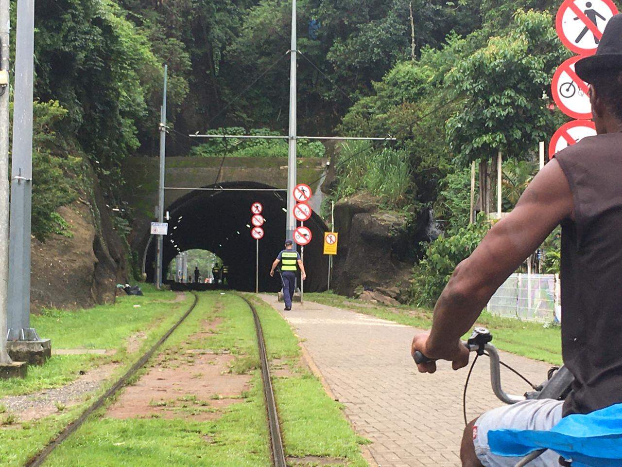Guarda Municipal entra no túnel do VLT para retirar os moradores de rua