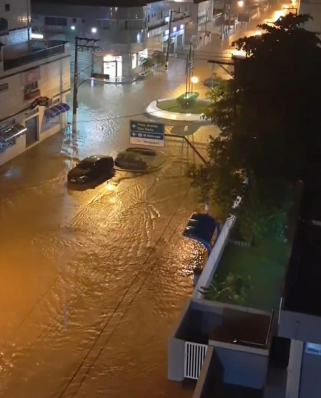 Avenida São Paulo, no Centro de Mongaguá, ficou alagada após as chuvas