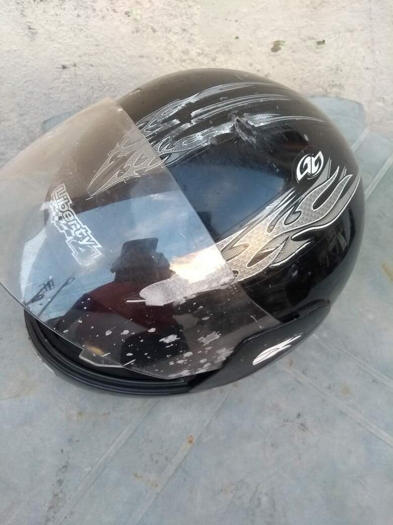 Produto estragou a pintura do capacete, que ficou manchado